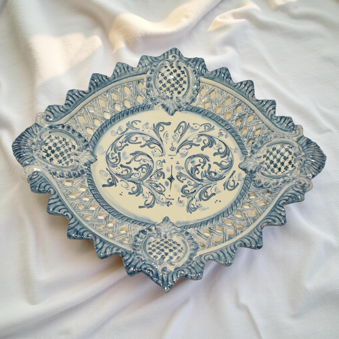 Centrotavola traforato blu in ceramica di Caltagirone fatti a mano, Sofia, artigianale decorato.