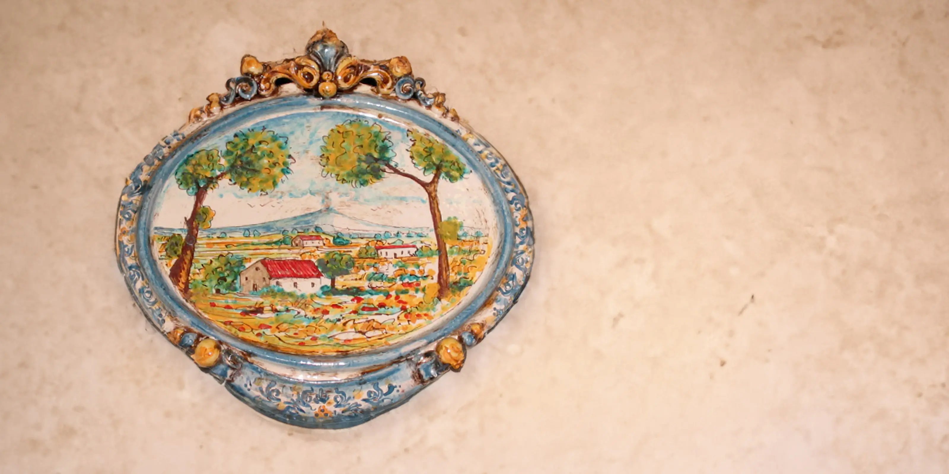 Ovale ornamentale in ceramica di Caltagirone fatti a mano con paesaggio dipinto