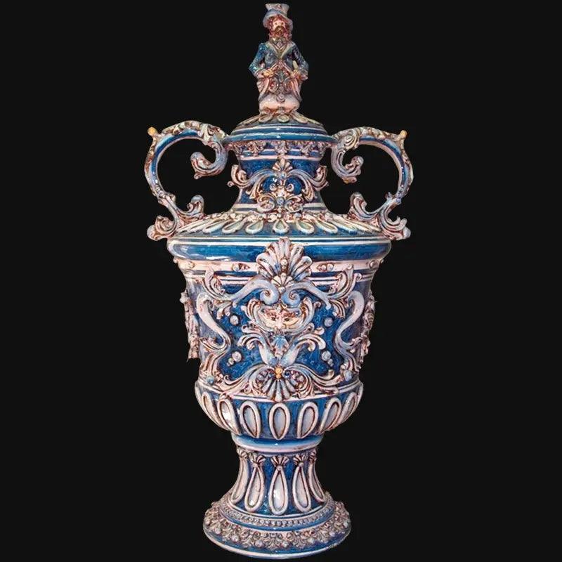 Vaso decorativo ceramiche Caltagirone Sofia blu fatti a mano, dettagli floreali e figura sul coperchio.