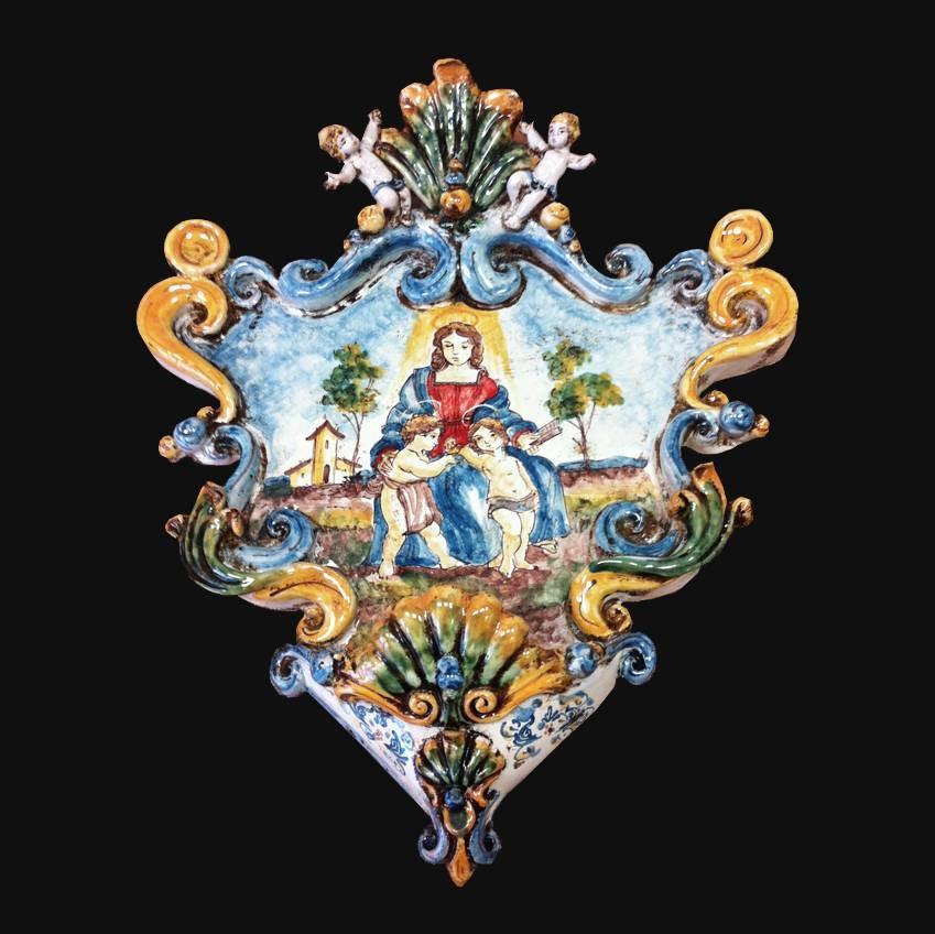 Ceramiche di Caltagirone fatti a mano con decoro religioso e dettagli colorati