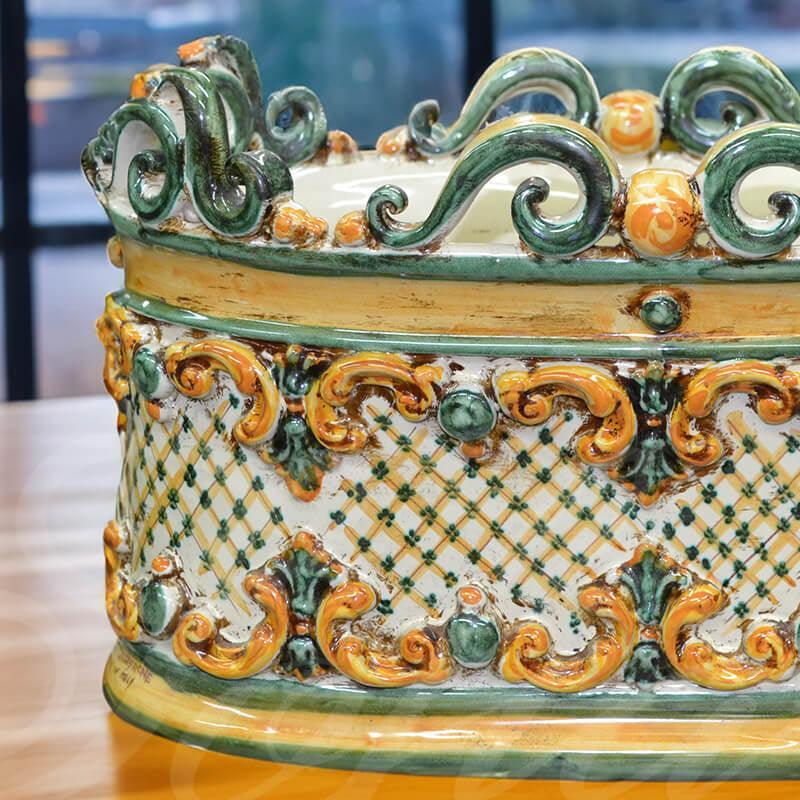 Ceramiche di Caltagirone fatti a mano con decori barocchi verdi e arancioni, design tradizionale siciliano