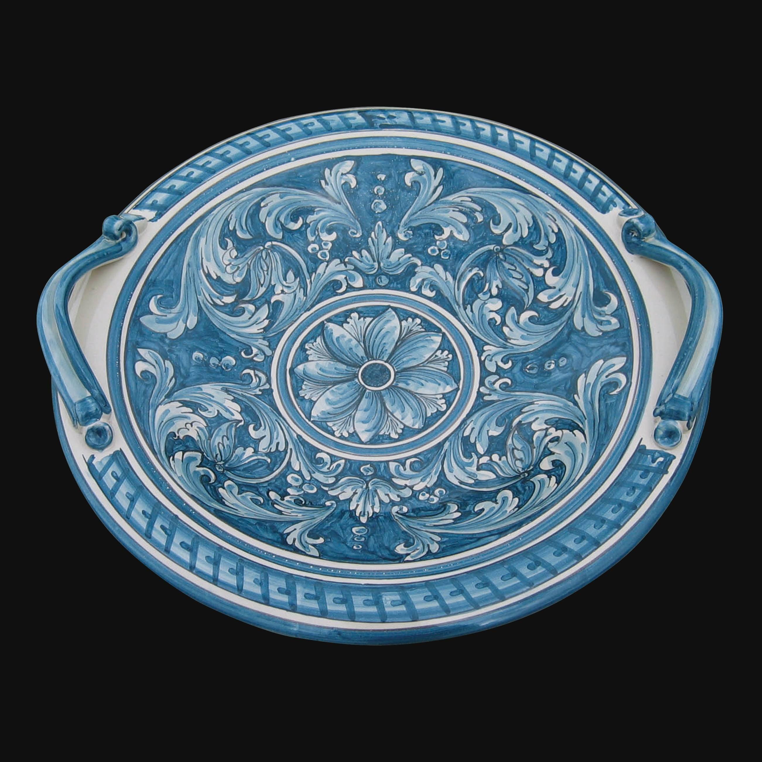 Ceramiche di Caltagirone fatti a mano con motivi floreali blu e manici decorativi, arte tradizionale siciliana