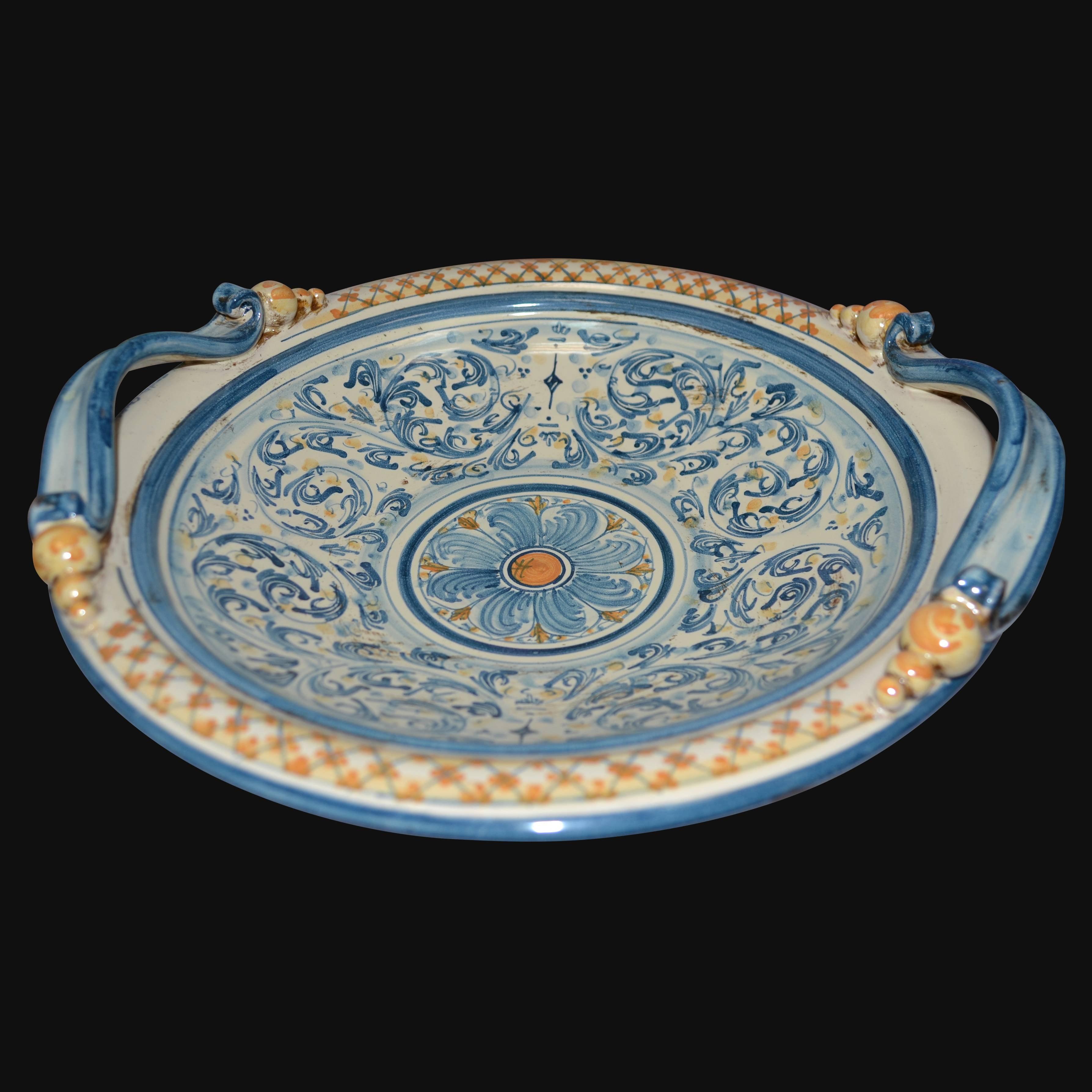 Vassoio in ceramica di Caltagirone fatta a mano con decori blu e arancioni, manici eleganti e motivo floreale centrale