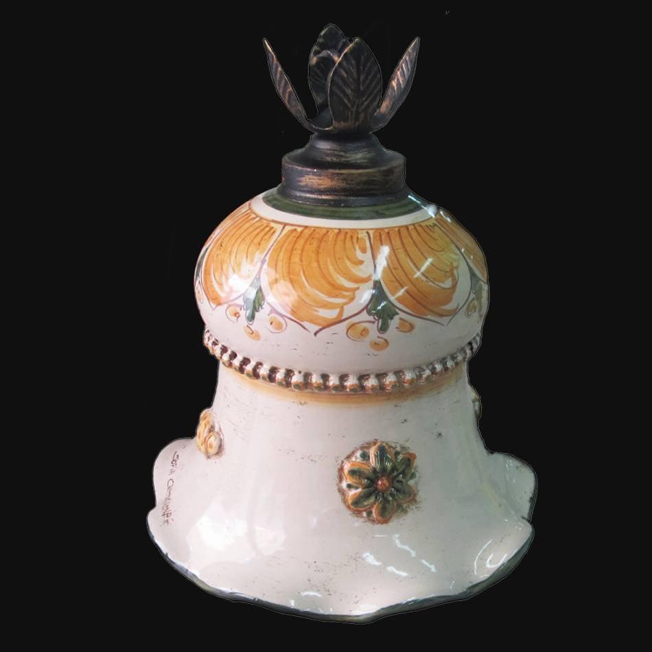 Ceramiche di Caltagirone fatti a mano con decori floreali e finiture artigianali
