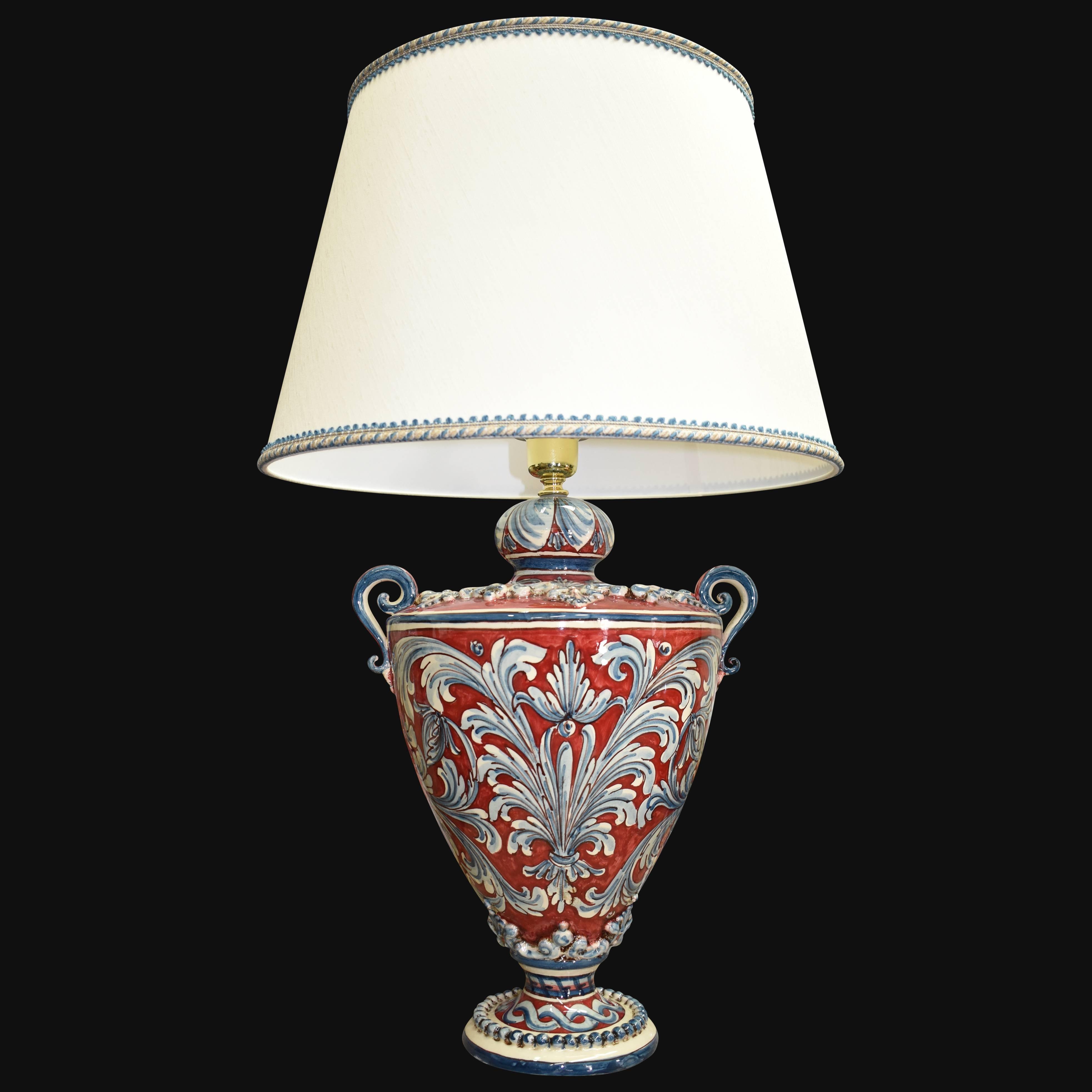 Lampada in ceramica di Caltagirone fatta a mano con decori rossi e blu, paralume beige