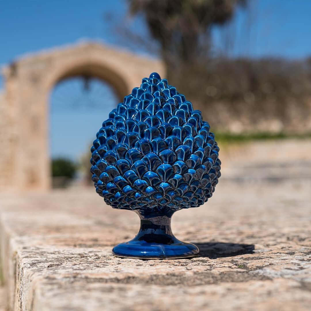 Ceramica di Caltagirone fatta a mano, decoro a pigna blu, pezzo artigianale unico per arredamento