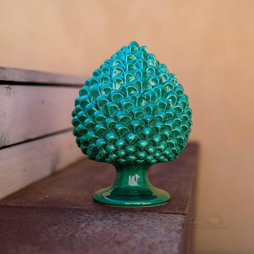 Ceramica di Caltagirone fatta a mano, forma di pigna verde brillante su piedistallo