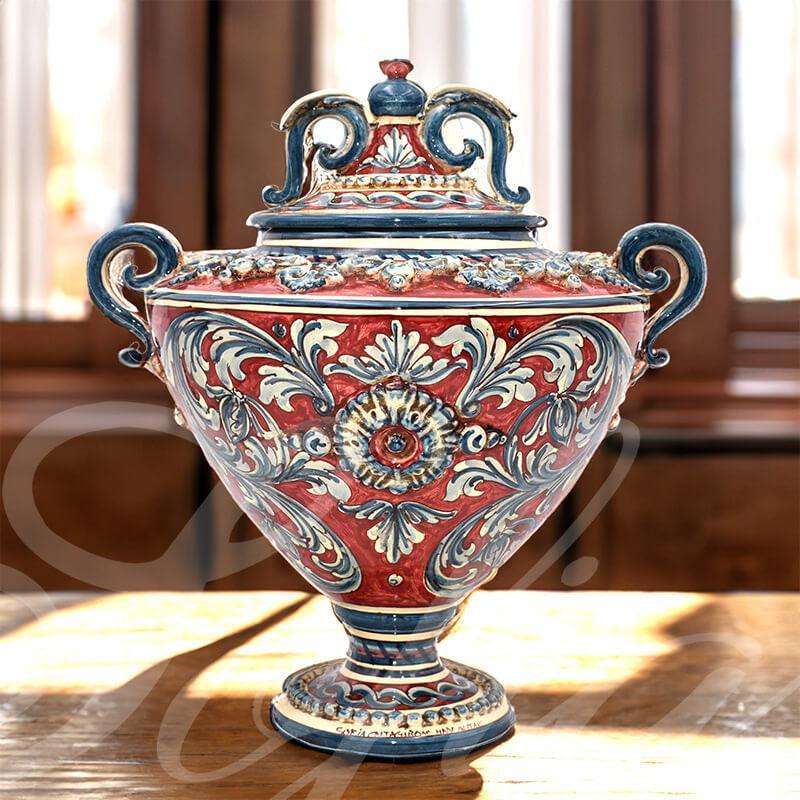 Ceramiche di Caltagirone fatti a mano, vaso decorato con motivi floreali rossi e blu, stile tradizionale siciliano