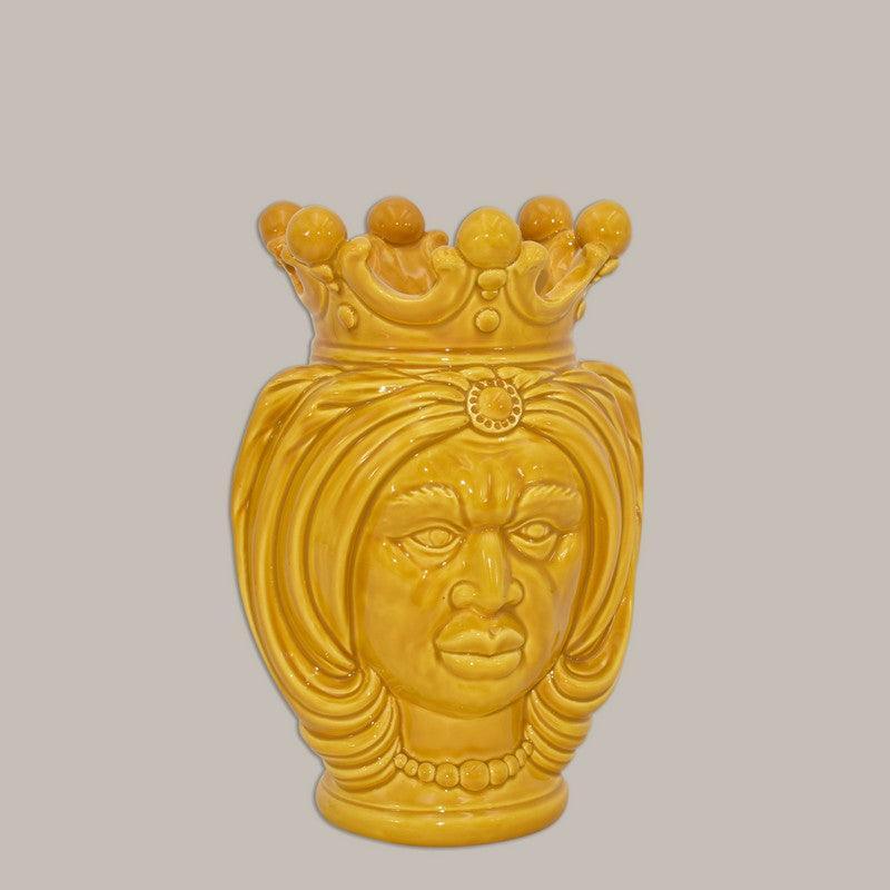 Vaso in ceramica di Caltagirone giallo con volto regale e corona, fatto a mano