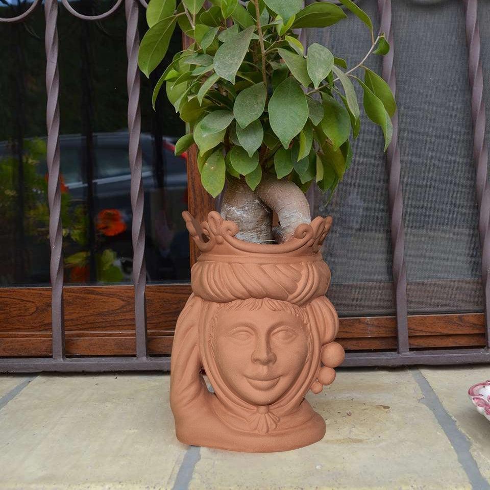 Vaso in ceramica di Caltagirone fatta a mano con volto femminile e pianta verde