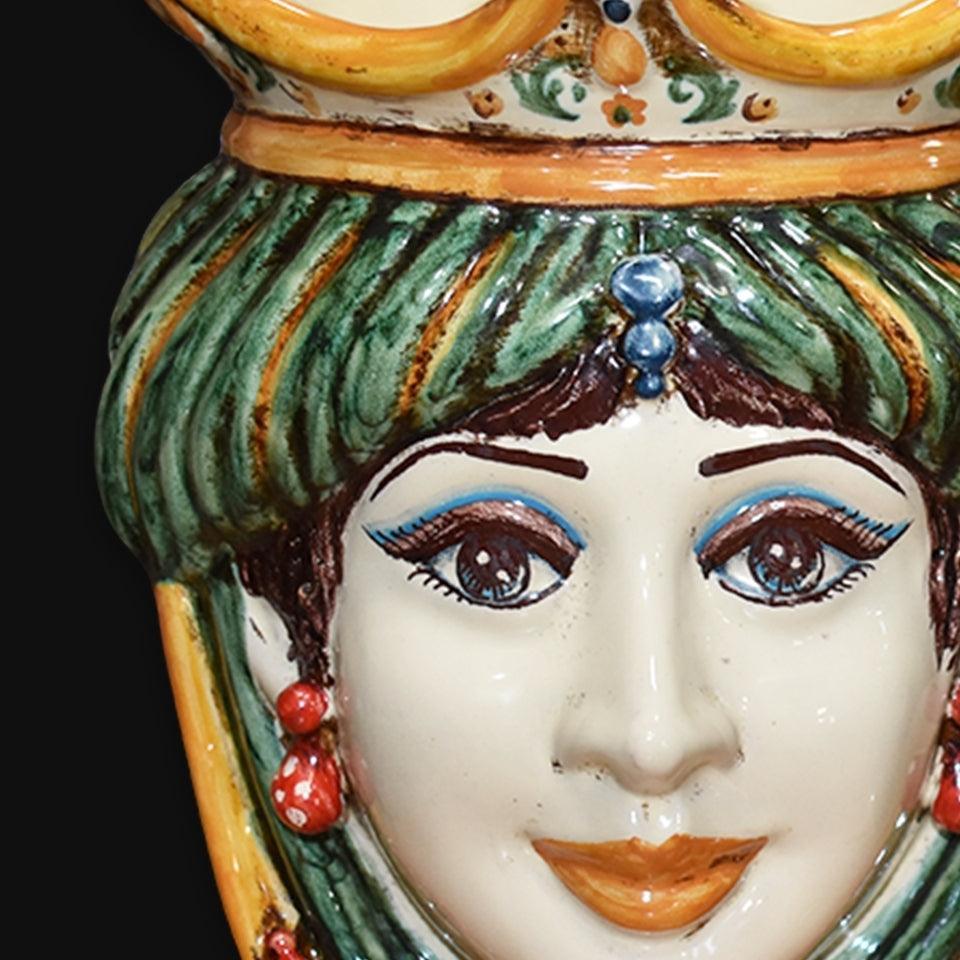 Ceramiche di Caltagirone fatti a mano con volto femminile dipinto a mano, capelli verdi e dettagli colorati