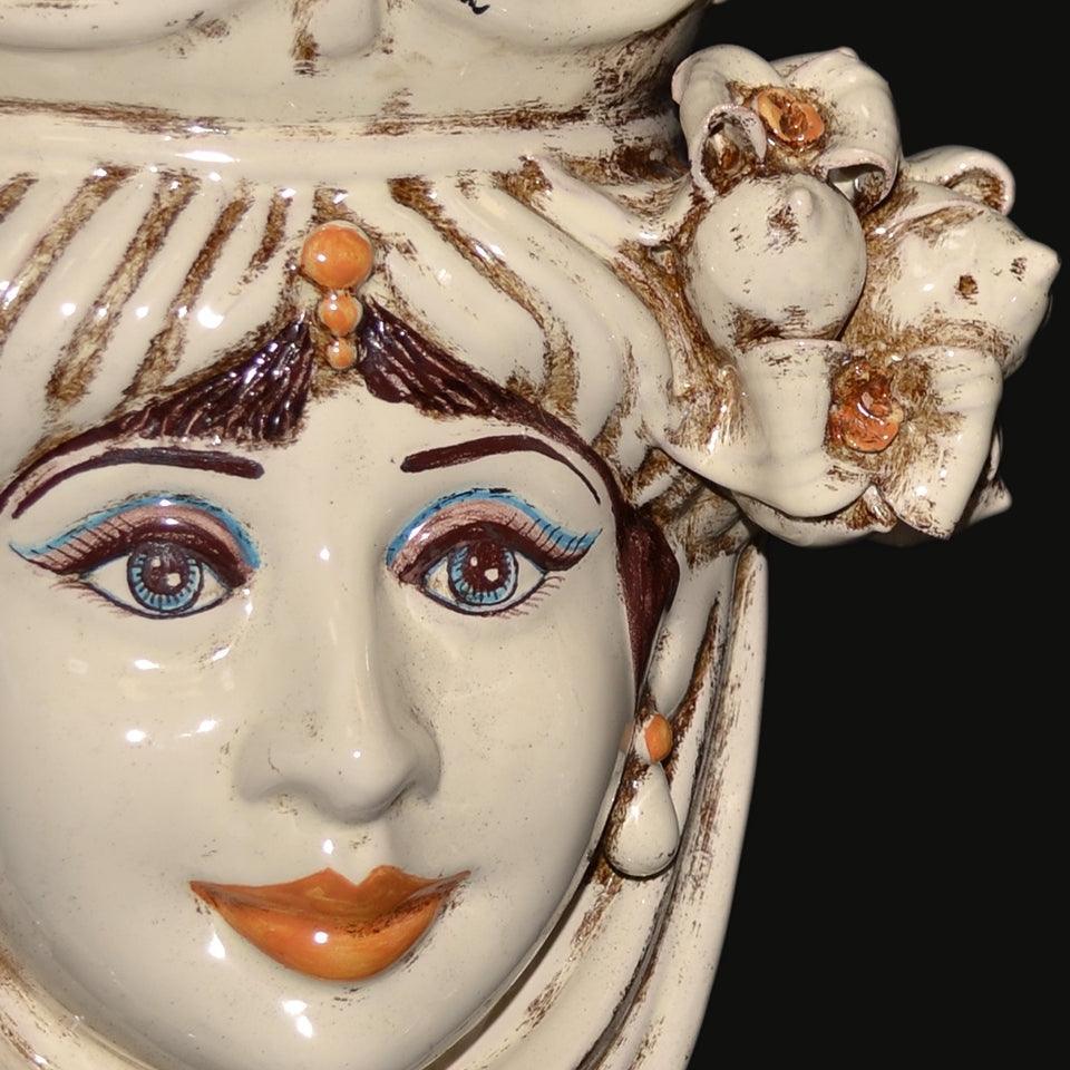 Ceramiche di Caltagirone fatti a mano con volto femminile dipinto e fiori, arte tradizionale siciliana