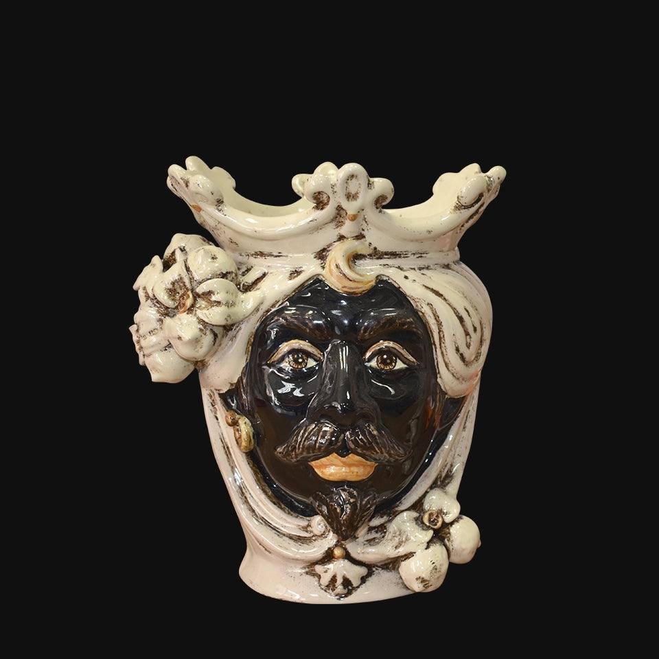 Ceramiche di Caltagirone fatti a mano con volto barbuto e corona, arte tradizionale siciliana