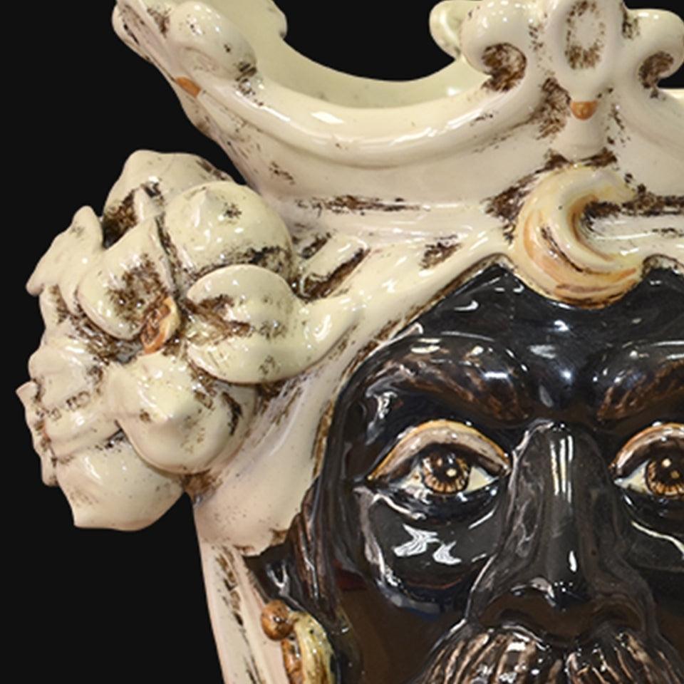 Ceramiche di Caltagirone fatti a mano con volto scolpito e dettagli ornamentali in bianco e marrone