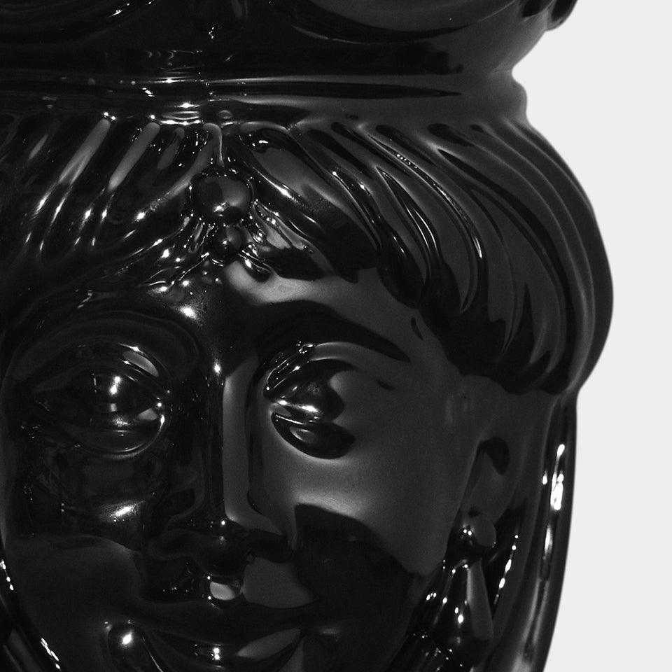 Ceramiche di Caltagirone fatti a mano, dettaglio volto scolpito in nero lucido, arte tradizionale siciliana