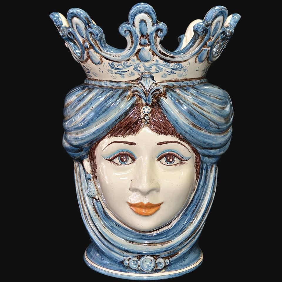 Ceramica di Caltagirone fatta a mano con volto femminile e corona blu, arte tradizionale siciliana