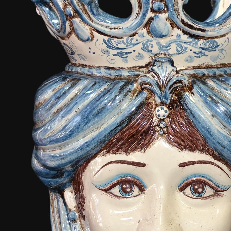 Ceramiche di Caltagirone fatti a mano con corona blu e dettagli artigianali