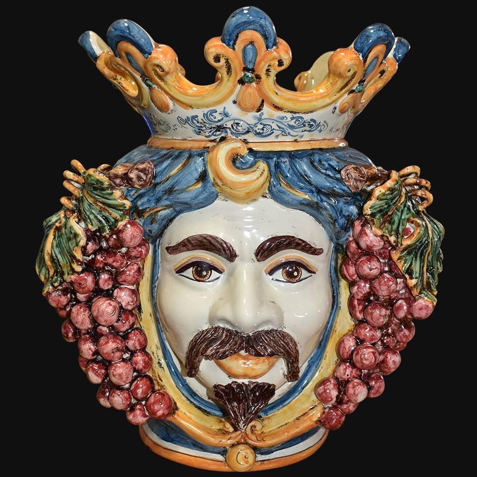 Ceramiche di Caltagirone fatti a mano con volto regale e grappoli d'uva, arte tradizionale siciliana