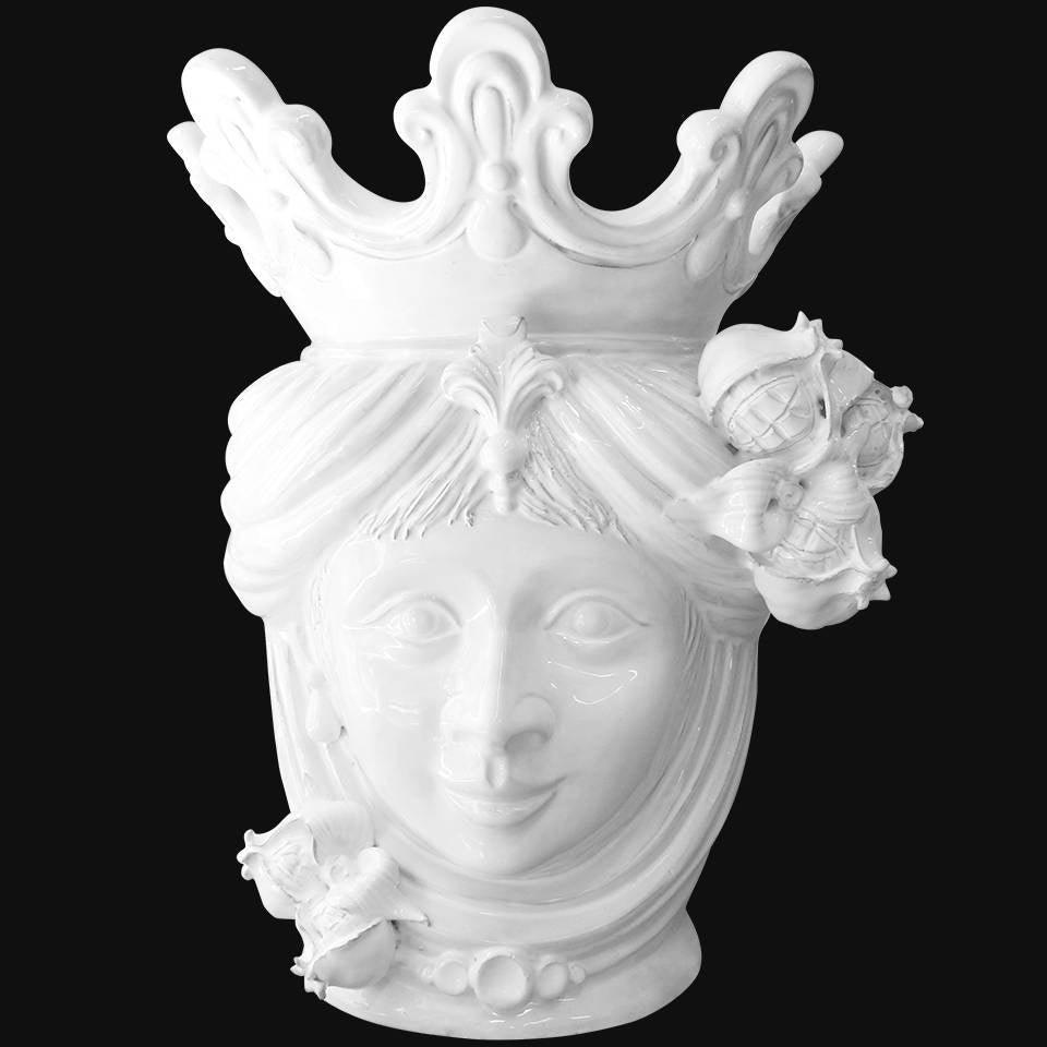 Ceramiche di Caltagirone fatti a mano: vaso testa regale con corona e dettagli floreali, design unico e artigianale.