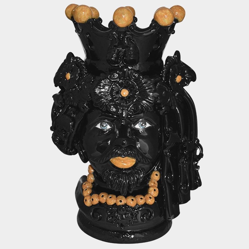 Ceramica nera di Caltagirone fatta a mano con corona e dettagli dorati, pezzo artigianale unico