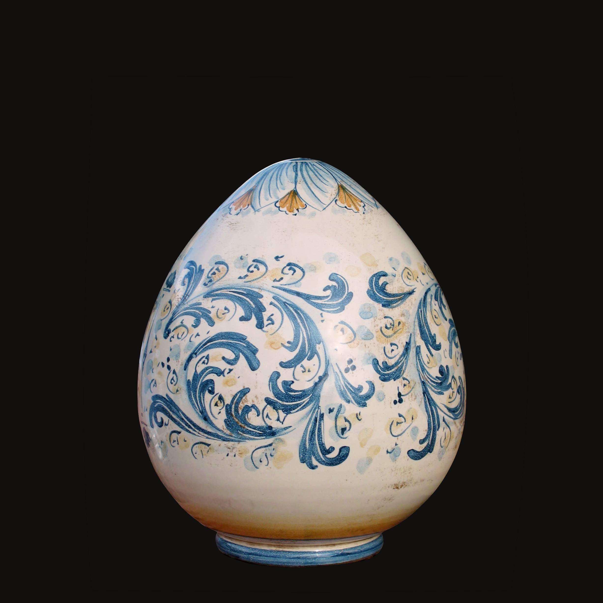 Ceramica di Caltagirone fatta a mano con motivi blu e gialli su sfondo bianco, forma ovale elegante