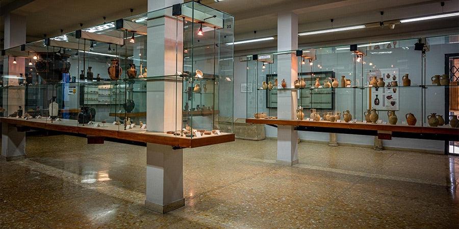 Esposizione di ceramiche caltagirone fatti a mano in una sala museo illuminata.