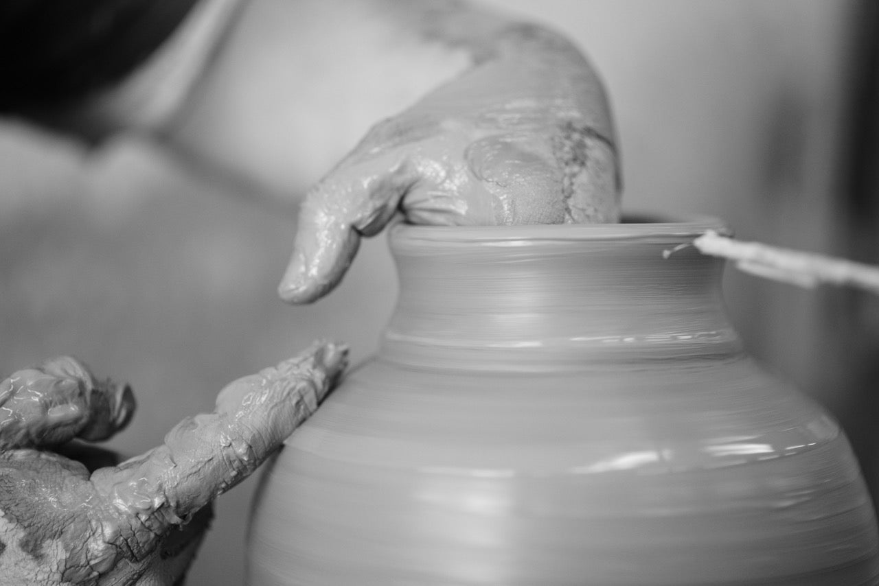 Ceramiche di Caltagirone fatte a mano: artigiano modella vaso in argilla su tornio
