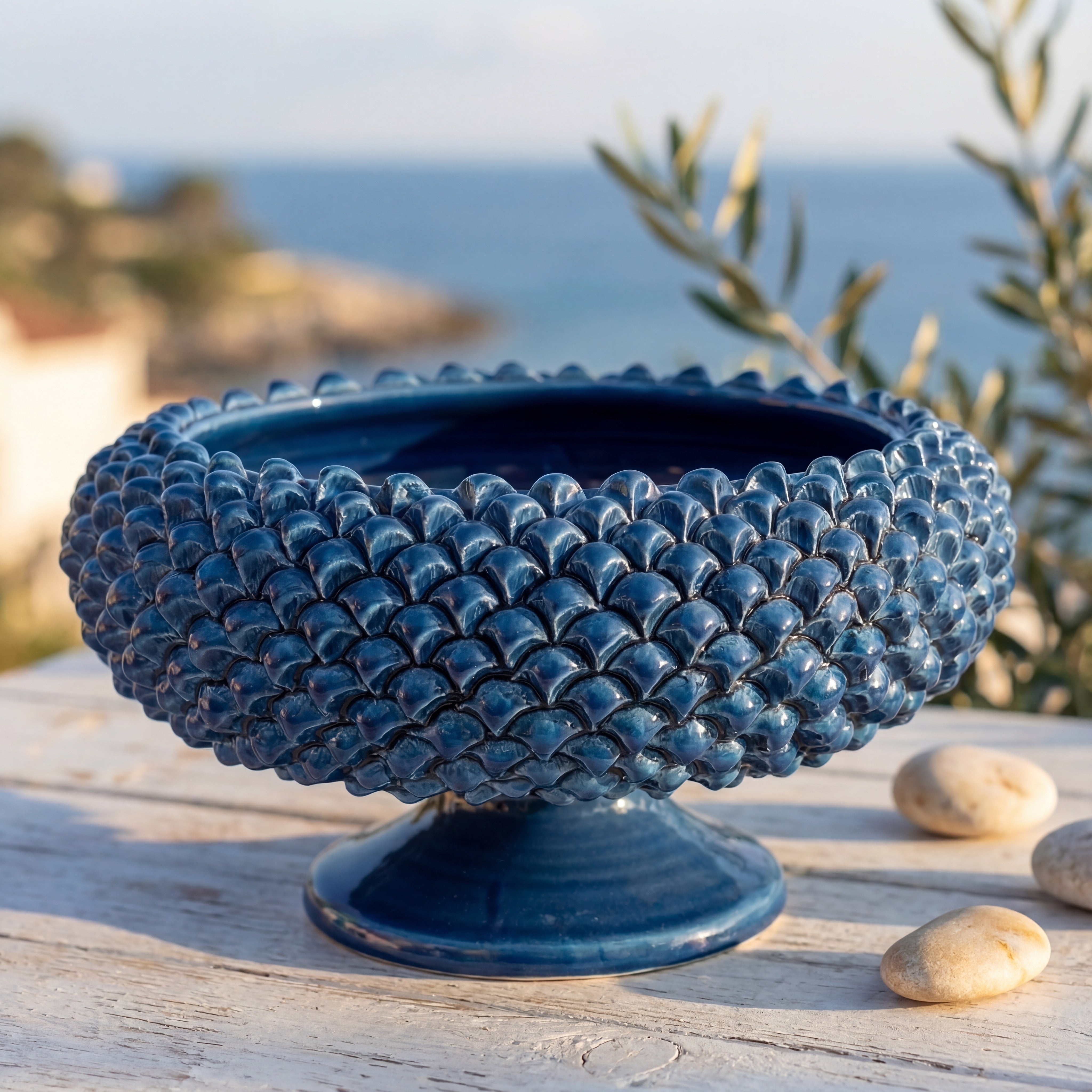 Centrotavola blu ceramiche Caltagirone fatti a mano su tavolo all'aperto, design artigianale
