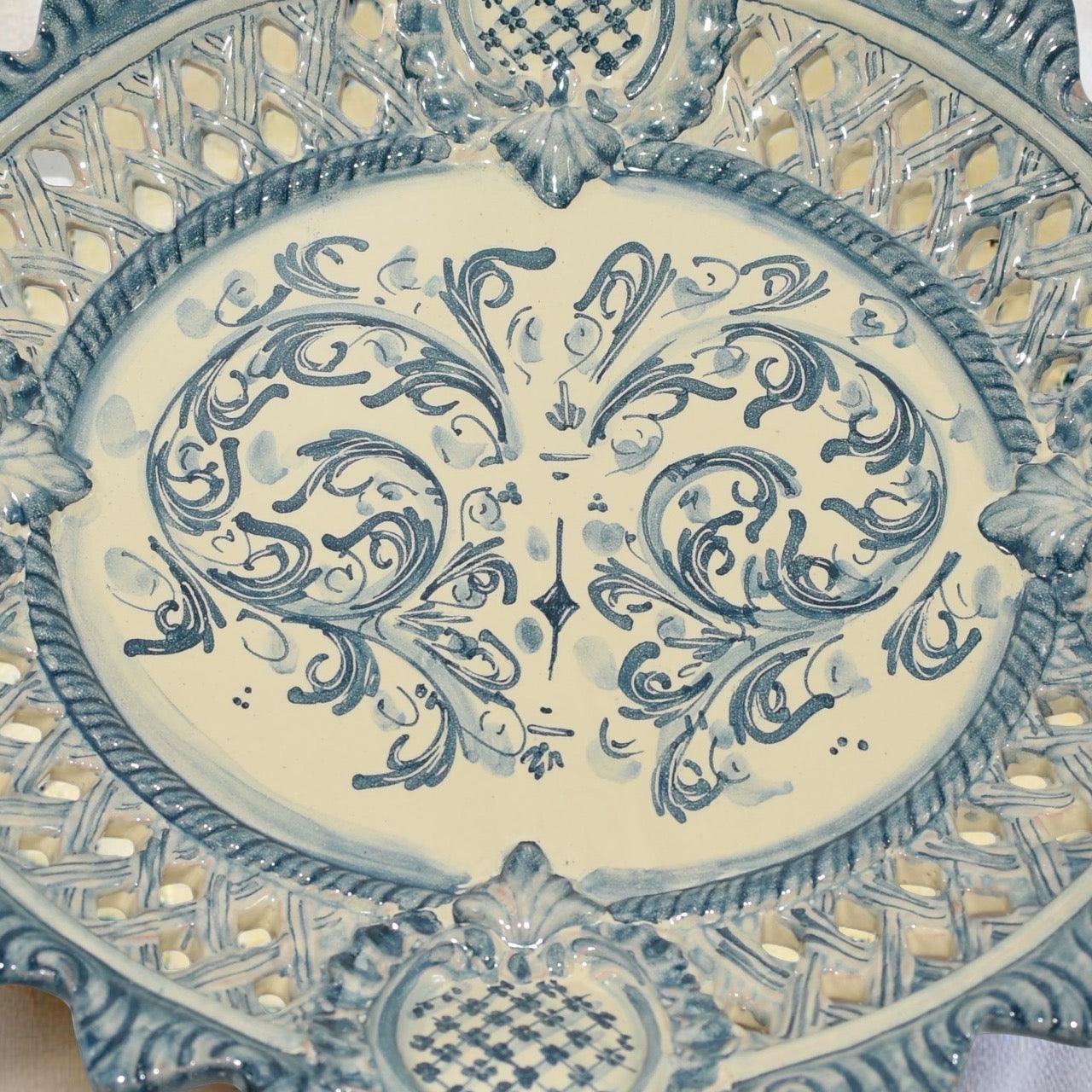 Centrotavola ceramica traforata blu, decoro floreale, ceramiche Caltagirone fatti a mano