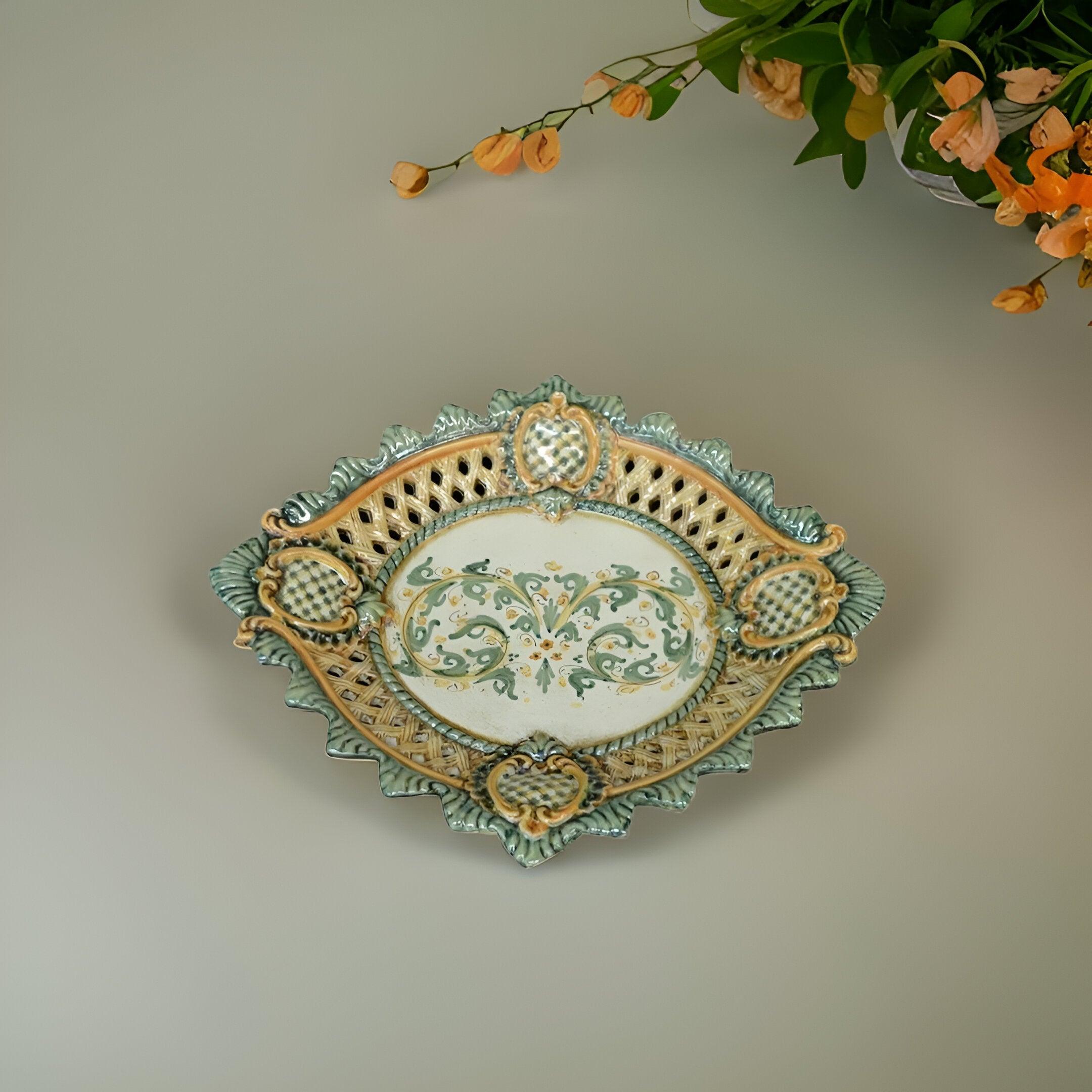 Centrotavola traforato verde e arancio ceramiche Caltagirone fatti a mano, decorazione floreale.