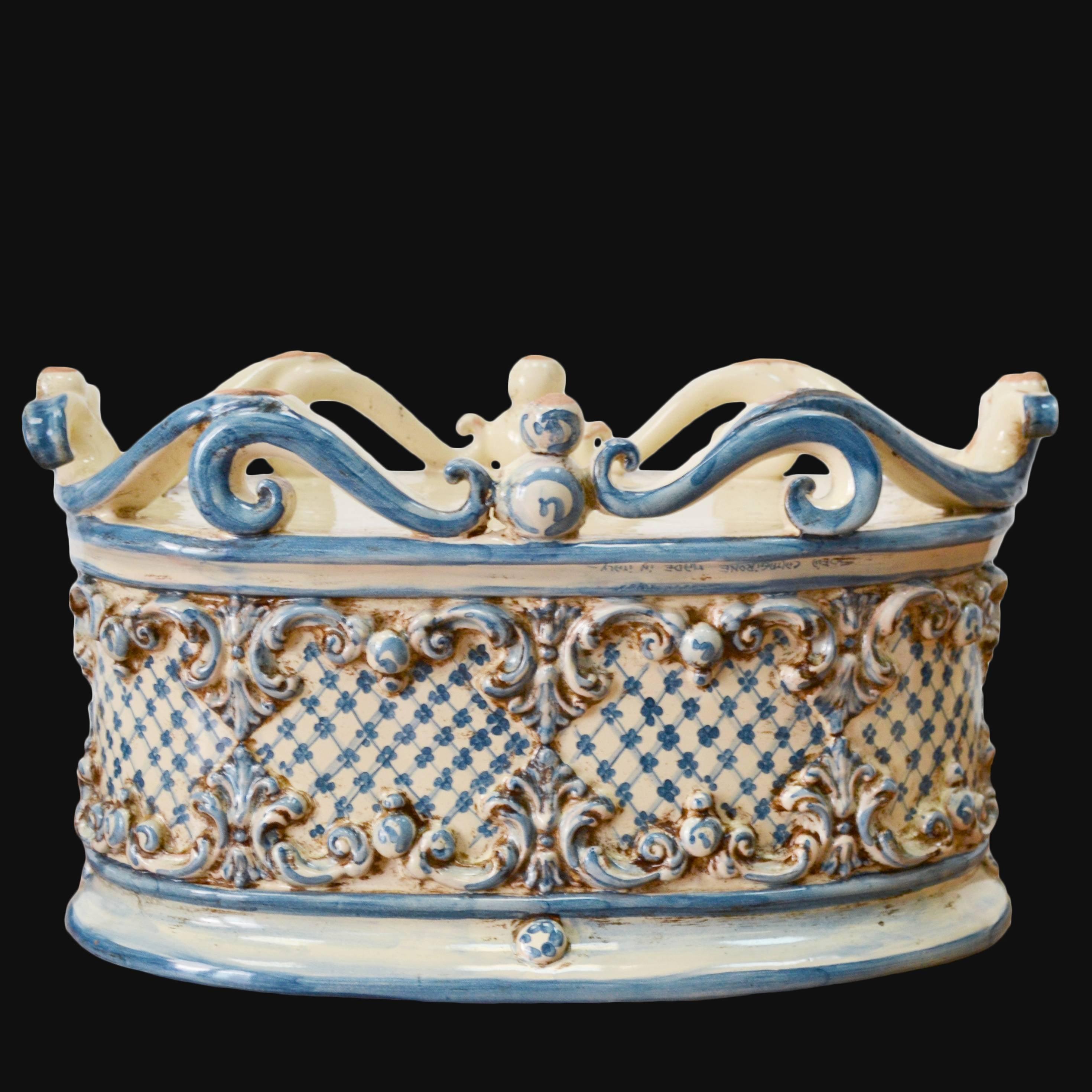 Ceramiche di Caltagirone fatti a mano con decori blu e bianchi, stile barocco