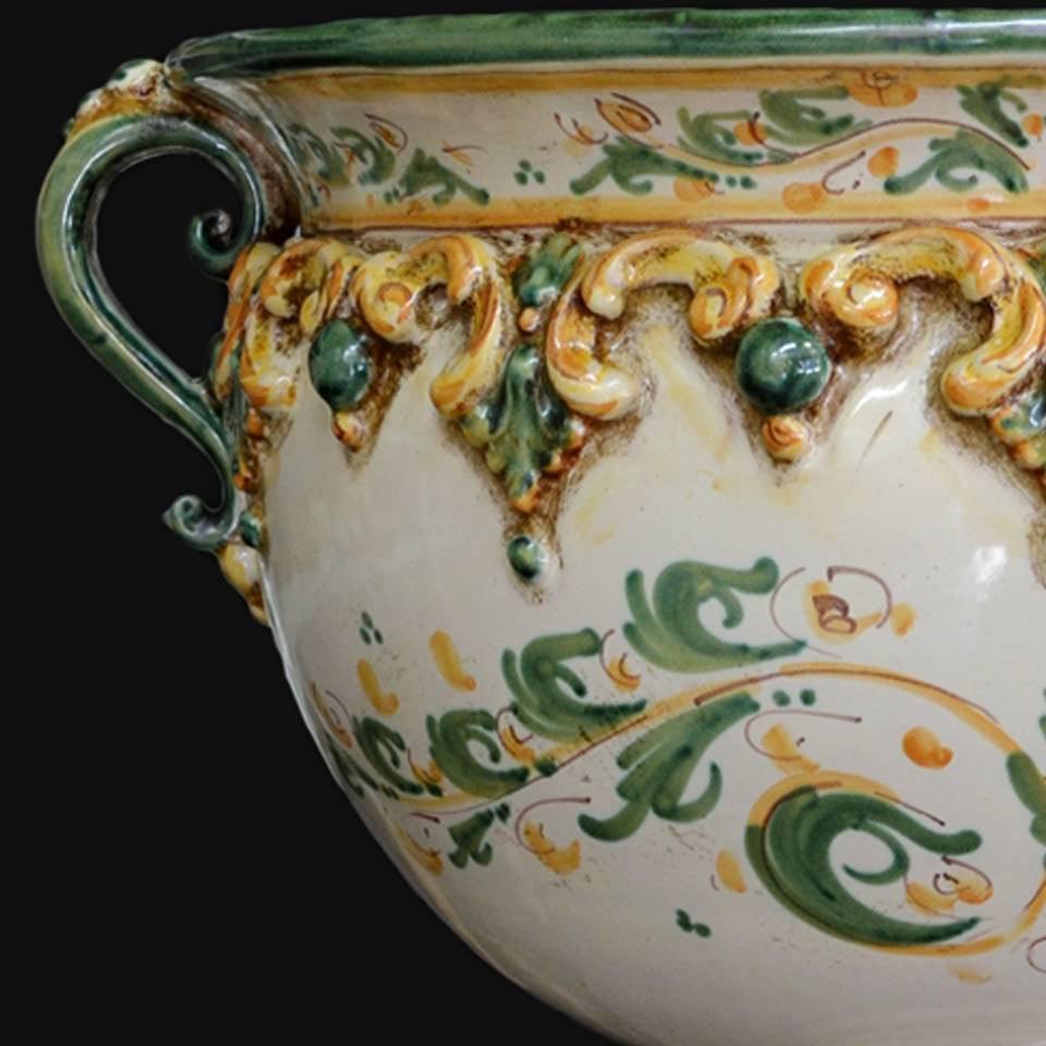 Ceramiche di Caltagirone fatti a mano con decori verdi e gialli, manico elegante e dettagli ornamentali