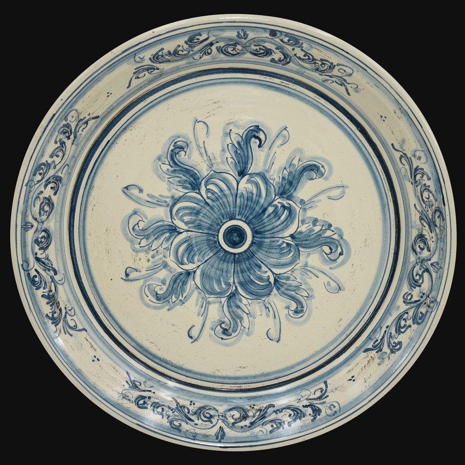 Piatto in ceramica di Caltagirone fatta a mano con motivo floreale blu su fondo chiaro