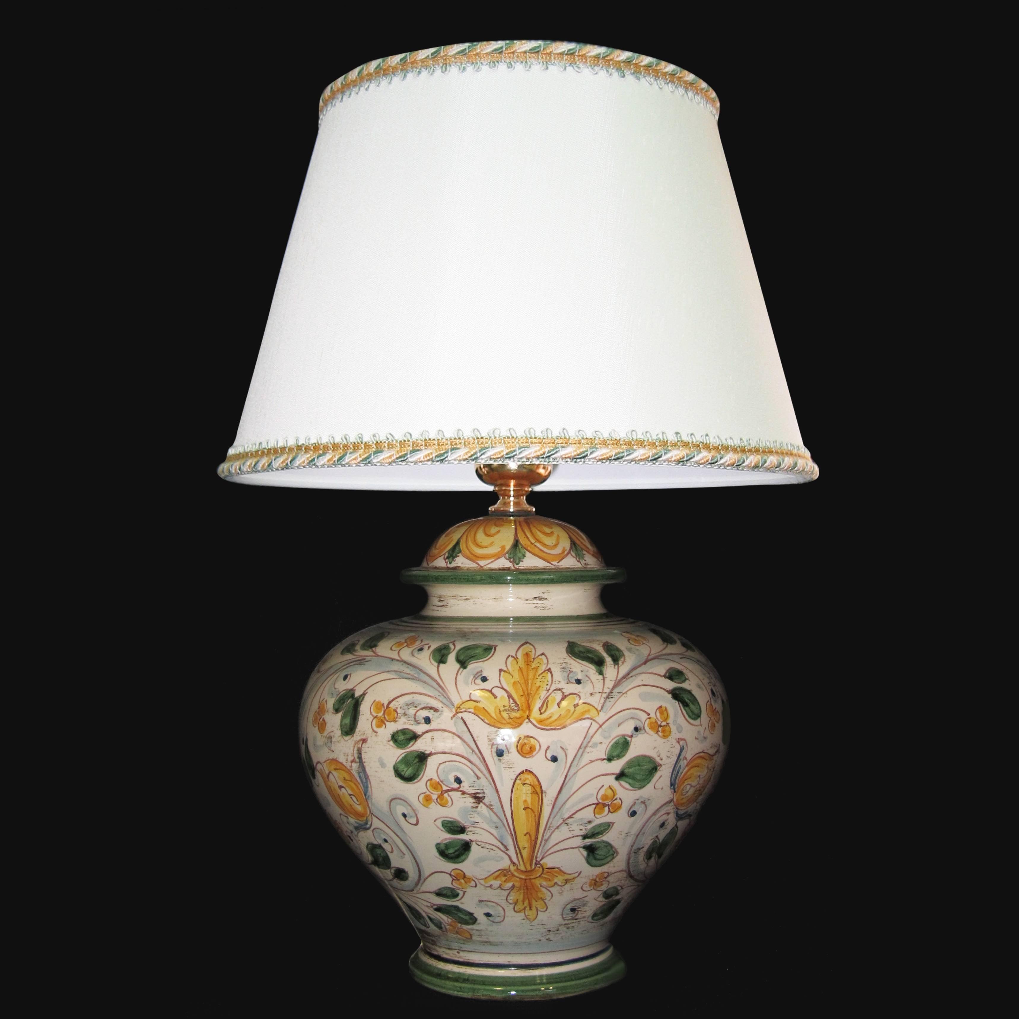 Lampada in ceramica di Caltagirone fatta a mano con decori floreali gialli e verdi su sfondo bianco