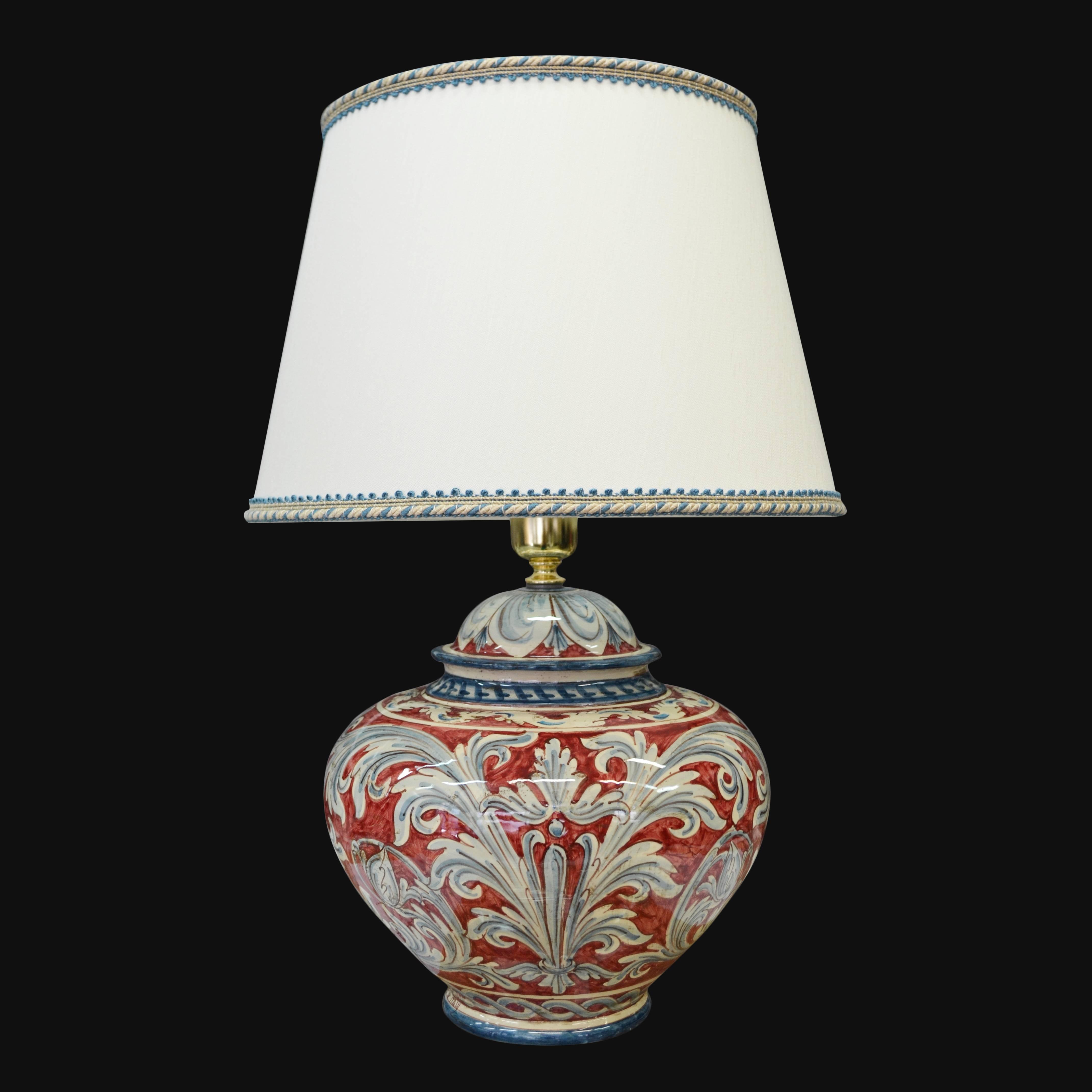 Lampada in ceramica di Caltagirone fatta a mano con decori rossi e blu, paralume beige