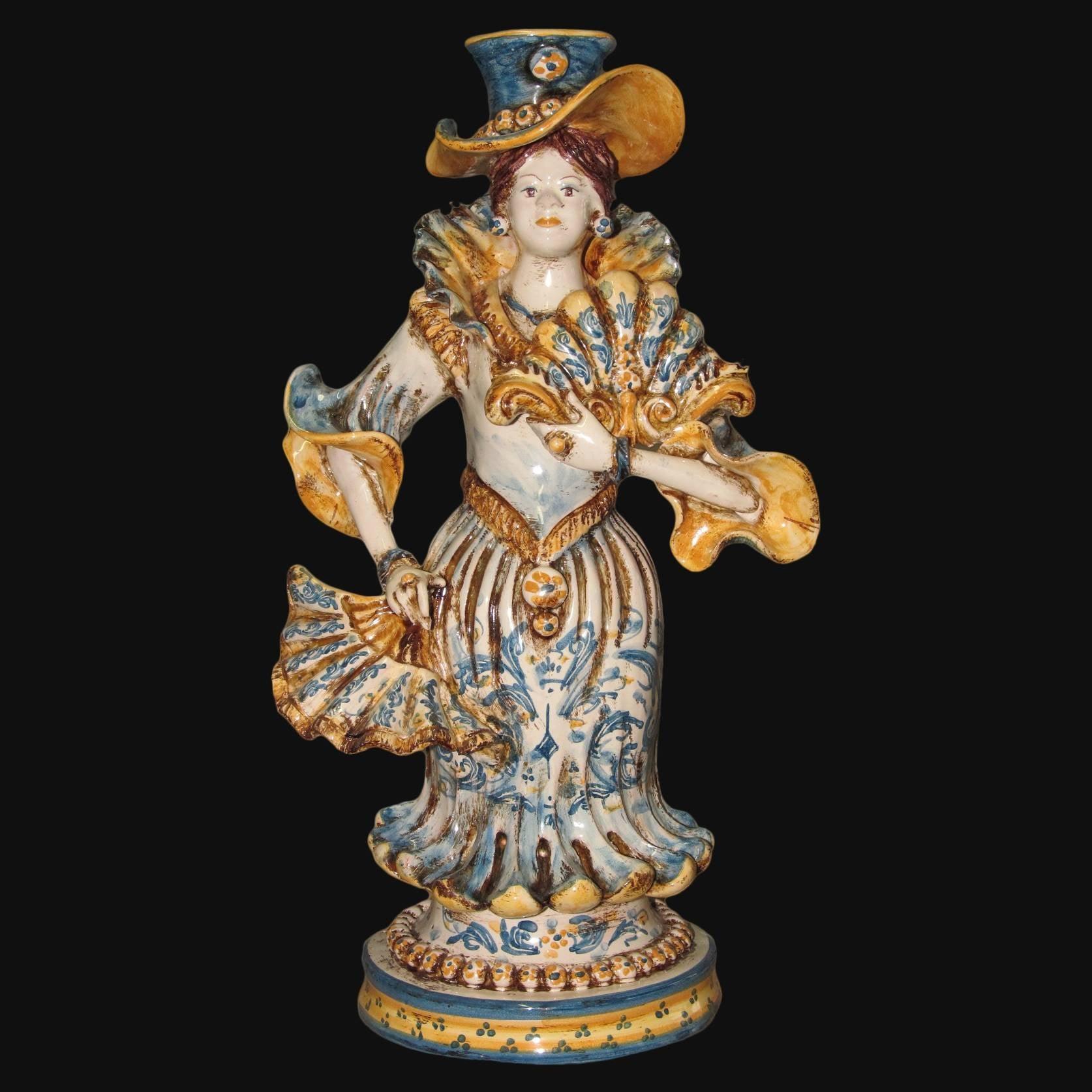 Ceramica di Caltagirone fatta a mano, figura femminile con cappello e abito decorato in blu e giallo