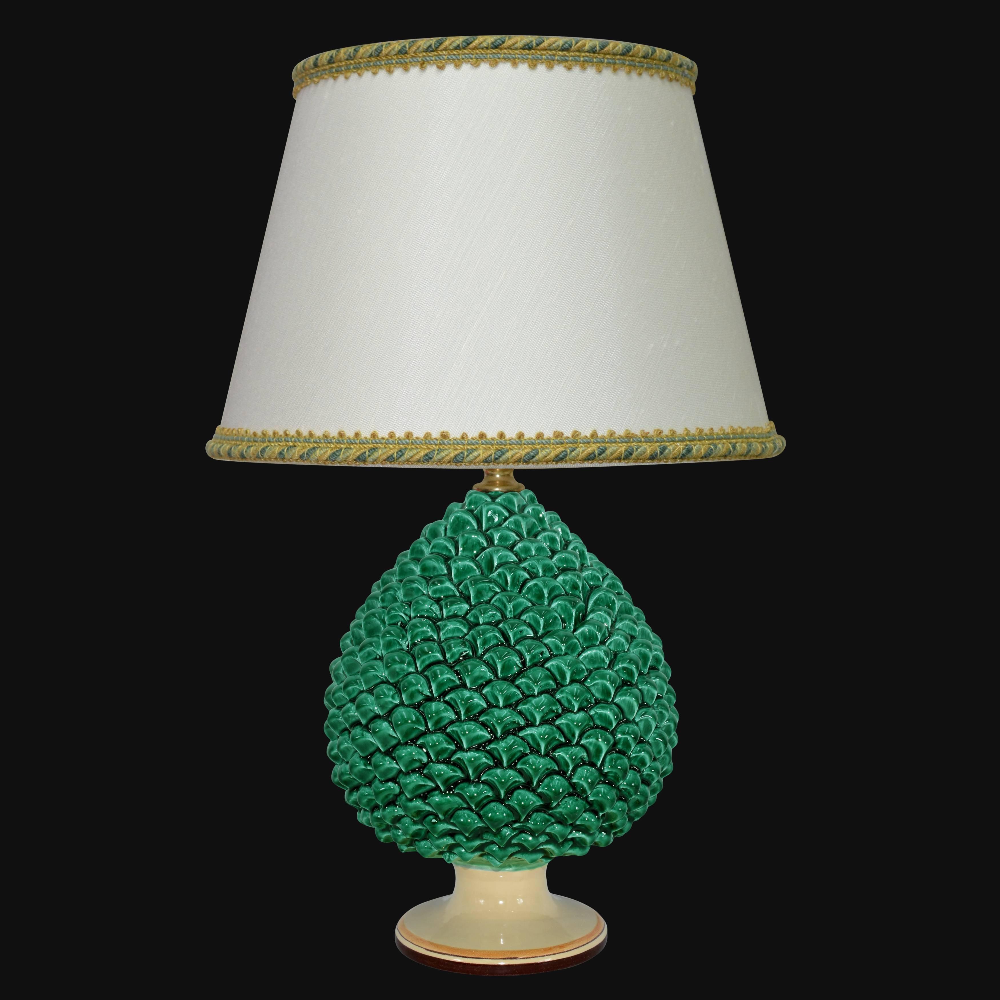 Lampada in ceramica di Caltagirone fatta a mano con base verde a scaglie e paralume bianco