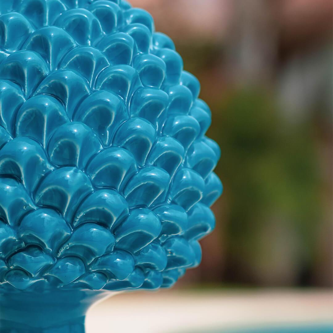Ceramiche di Caltagirone fatti a mano, vaso blu con texture a scaglie, design artigianale unico