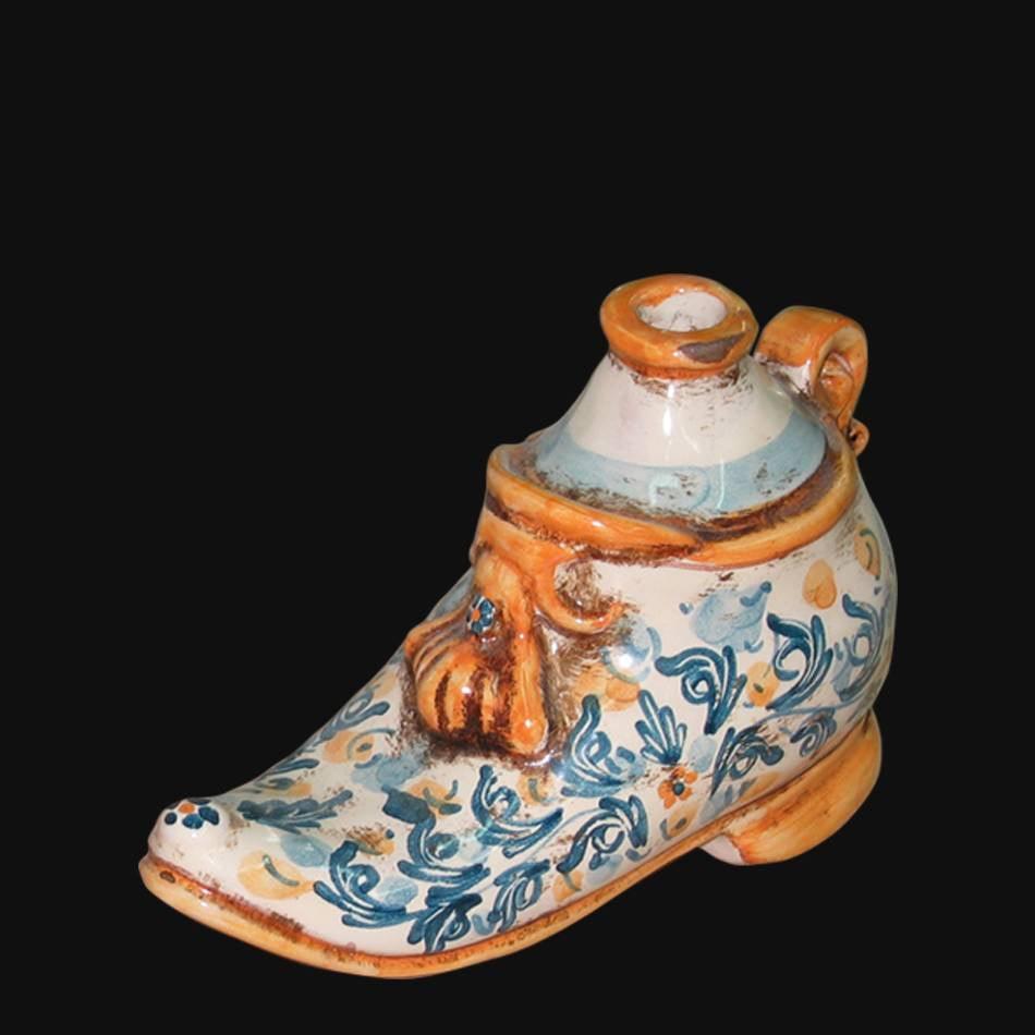 Ceramiche di Caltagirone fatti a mano a forma di scarpa con decori blu e arancio