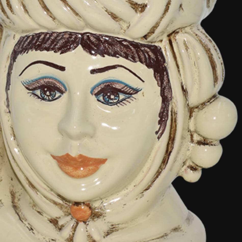 Ceramica di Caltagirone fatta a mano con volto femminile dipinto e dettagli colorati