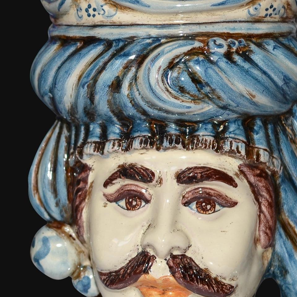 Ceramiche di Caltagirone fatti a mano con volto barbuto e turbante blu, arte tradizionale siciliana