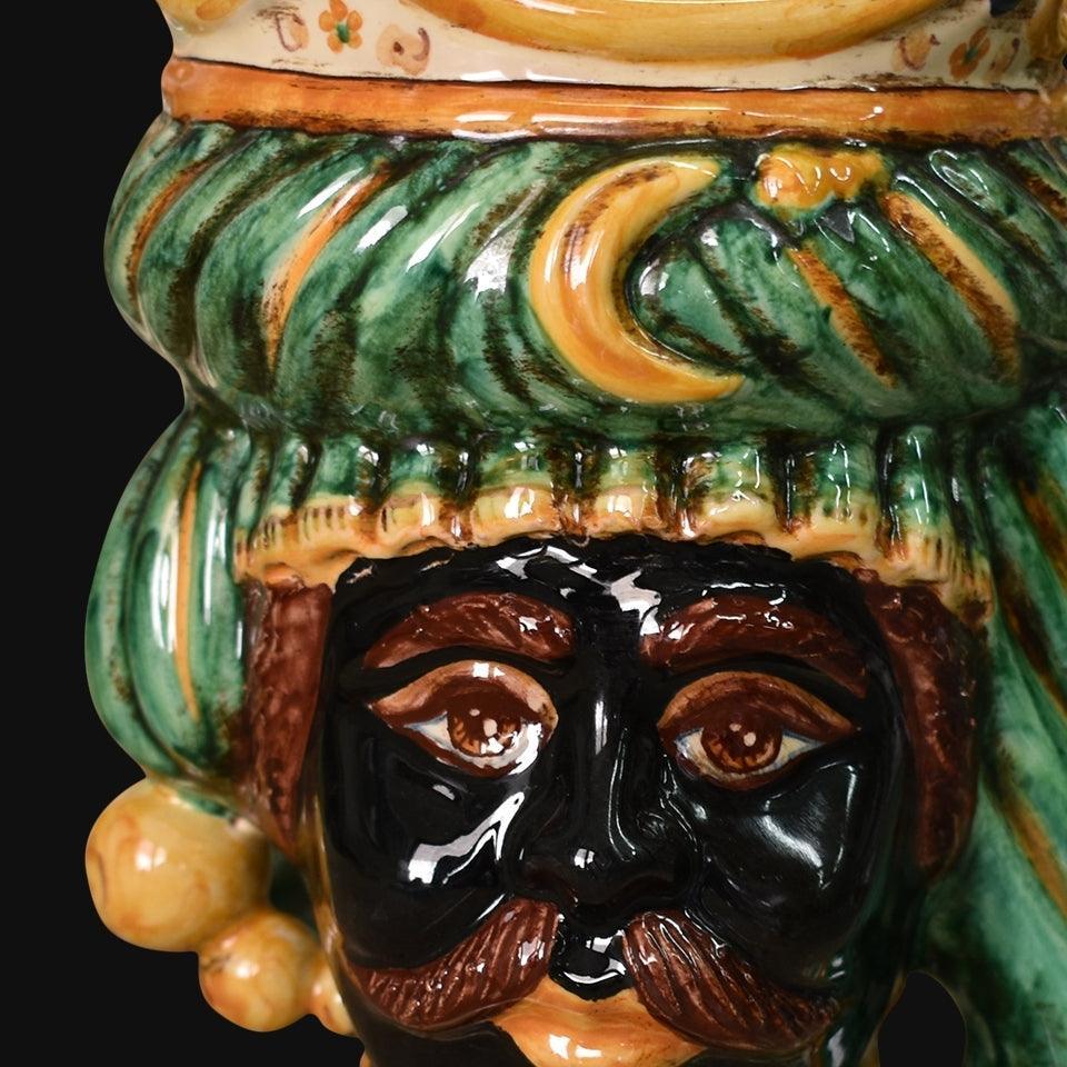 Ceramiche di Caltagirone fatti a mano con volto scolpito e decori verdi e dorati