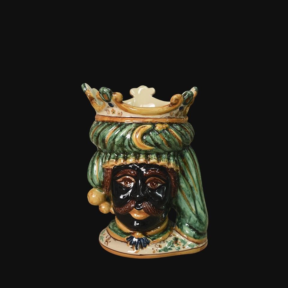 Ceramica di Caltagirone fatta a mano con volto regale e corona, arte tradizionale siciliana