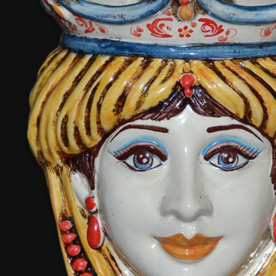 Ceramiche di Caltagirone fatti a mano con volto femminile dipinto a mano, occhi azzurri e dettagli colorati