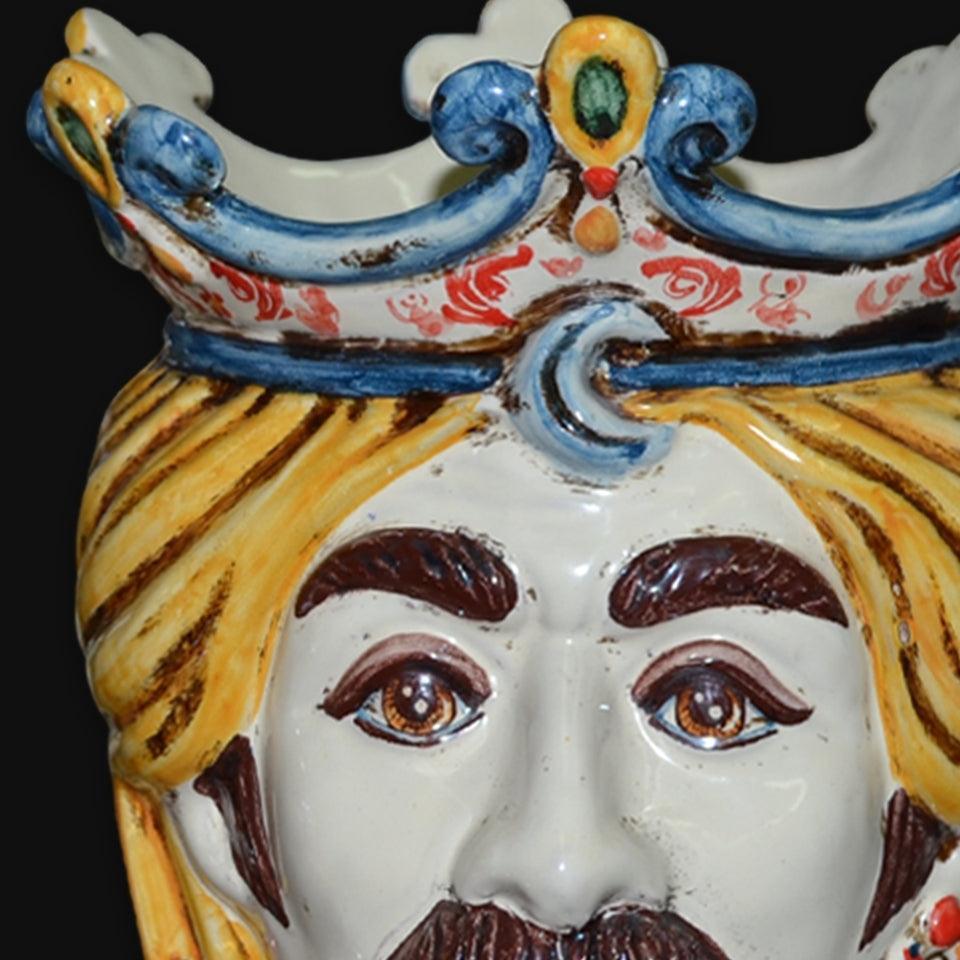 Ceramiche di Caltagirone fatti a mano: volto regale con corona colorata e dettagli artigianali