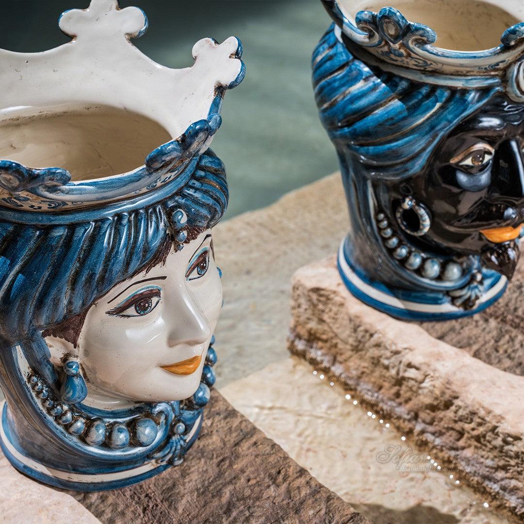 Ceramiche di Caltagirone fatti a mano: vasi a forma di volti con corone, blu e bianchi, artigianali e decorativi