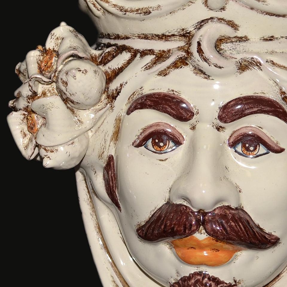 Ceramiche di Caltagirone fatti a mano con volto barbuto e dettagli colorati