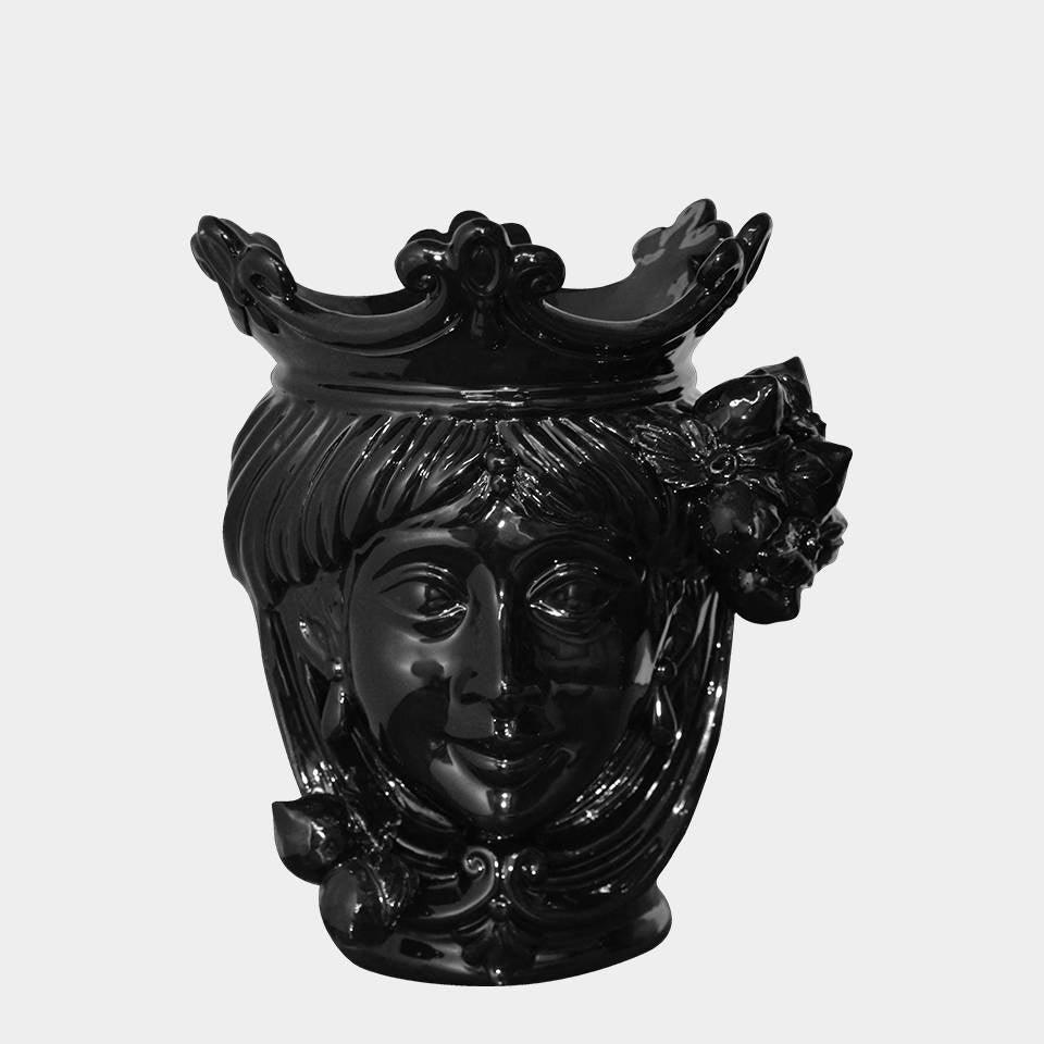 Ceramica nera di Caltagirone fatta a mano con volto e corona, design artistico unico