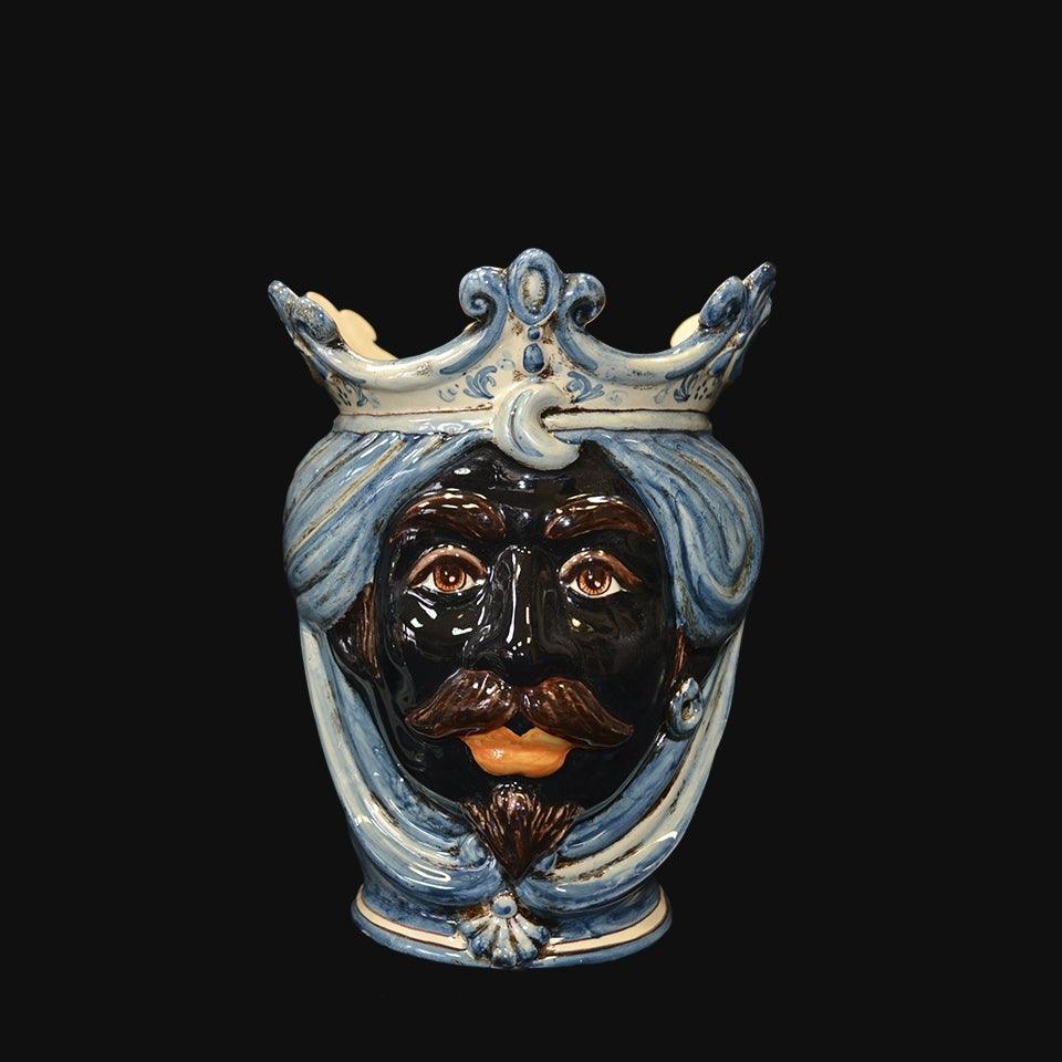 Ceramica di Caltagirone fatta a mano con volto regale e corona, arte tradizionale siciliana