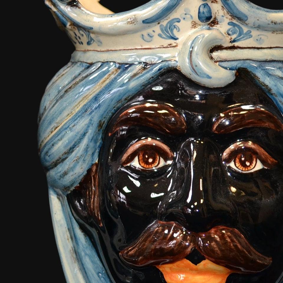 Ceramiche di Caltagirone fatti a mano con volto scuro e turbante blu, arte tradizionale siciliana